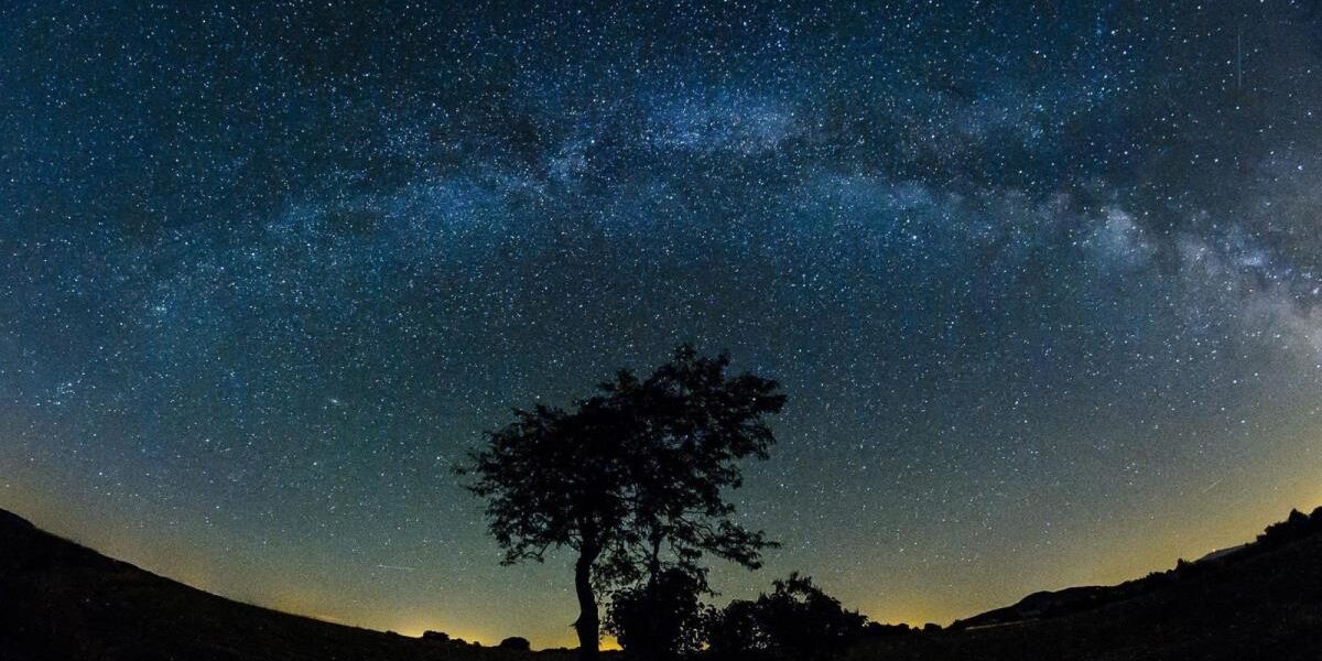 جولة افتراضية بانوراما ٣٦٠ درجة في مدينة أبها من أعلى منطقه في جبال السوده تظهر مجرة درب التبانه جولة افتراضية بانوراما ٣٦٠ درجة في مدينة أبها من أعلى منطقه في جبال السوده تظهر مجرة درب التبانه